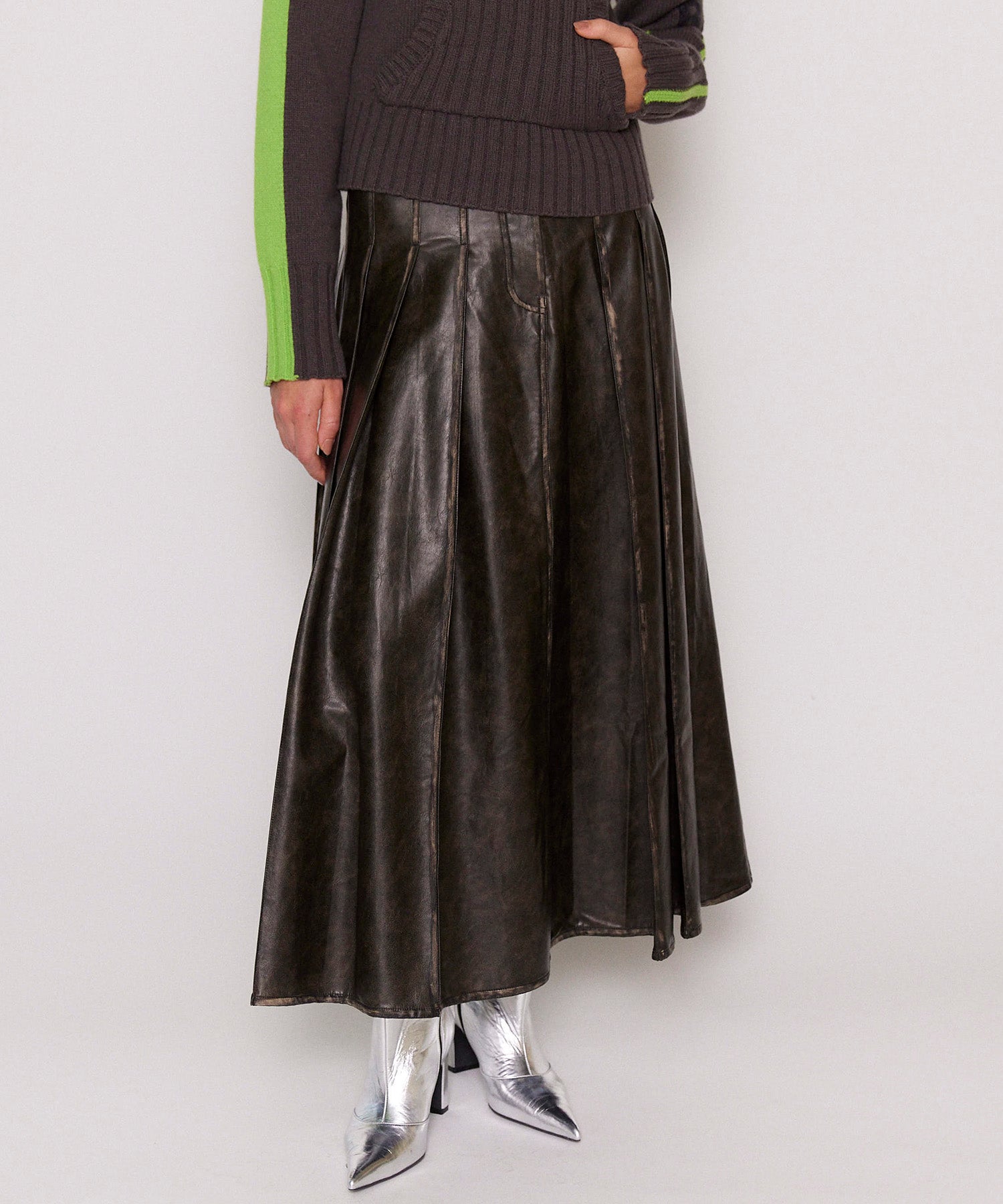 【24WINTER PRE-ORDER】Tack Pleats Vegan Leather Long Skirt